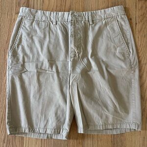 Men’s Old Navy Slim Khaki Shorts Size: 34